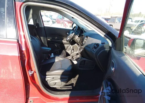 2019 Jeep Compass Limited 4X4 z USA, uszkodzony, nr VIN 3C4NJDCB6KT689006